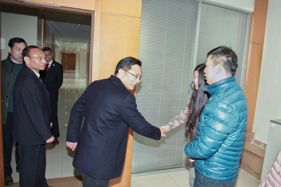 区政法委邢文龙书记走访慰问干警职工